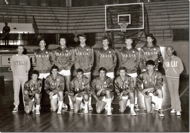 Nazionale italiana militare prima classificata i mondiali di Udine del 1972. Si riconoscono Primo, Quercia, Meneghin, Serafini, Pieric, Cerioni, Bariviera, Mister, Caglieris, Giomo, Bastianoni, Riva, Villetti, Malagoli.